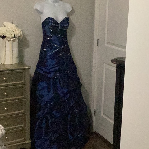 Beautiful prom gown - Picture 14 of 16